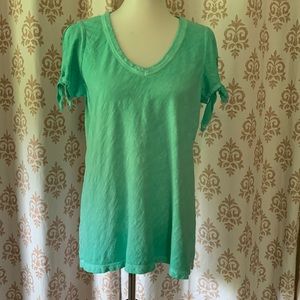Orvis Vneck bow tied sleeves 100% Cotton distressed T-shirt M
